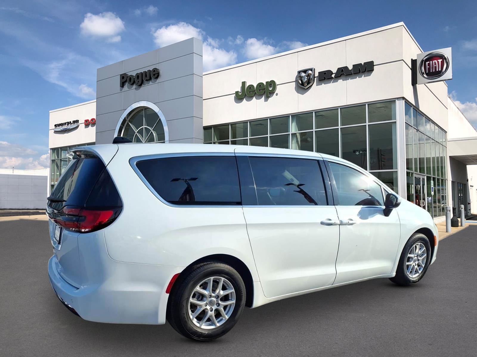 2023 Chrysler Voyager LX