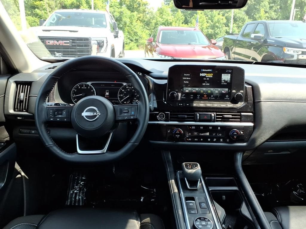 2023 Nissan Pathfinder SL